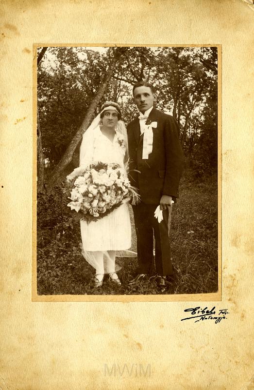 KKE 4534.jpg - Zdjęcia ślubne. Juliana Burgera i jego kuzynki Wandy Burger. Zgodę na zawarcie tego małżeństwa musiał wydać Watykan. Zezwolenia brzmiało: „zezwalamy, lecz nie błogosławimy”, 24 VII 1926 r.